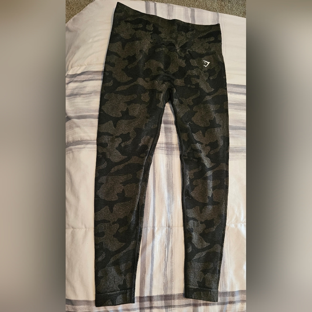 Gymshark Women's Camo Leggings in Black and Olive